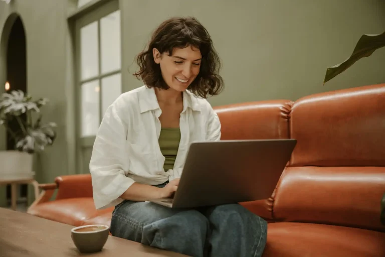 une client heureuse et satisfaite