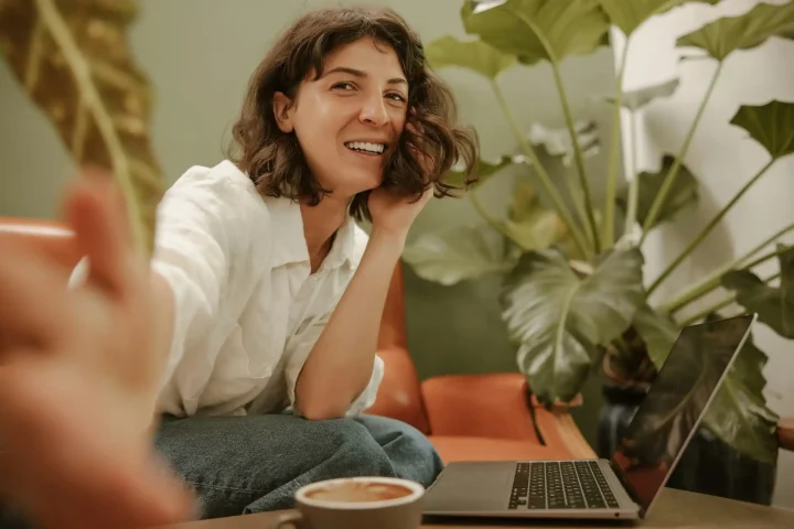 une client heureuse et satisfaite