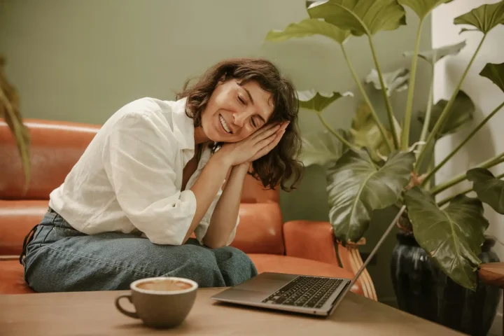 une client heureuse et satisfaite