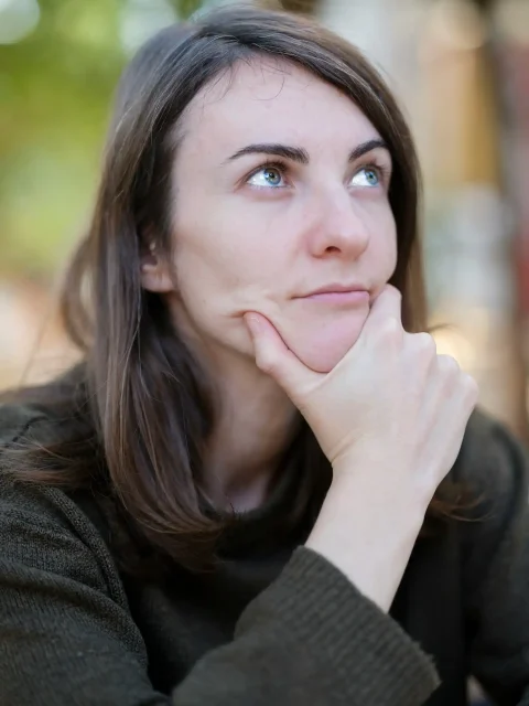 une femme qui s'intéroge sur comment choisir un vrai pro du web